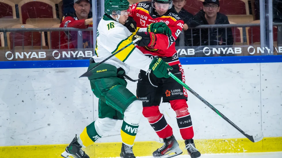 Luleåbacken Ludvig Jansson i en närkamp i genrepet mot Björklöven.