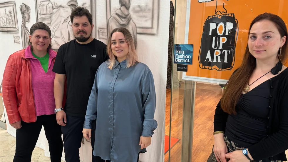 Vikky Schander, Volodymyr Zahorodnii, Linda Liljebladh och Alexandra Savchenko från PopUp Art 2024 står utanför lokalen i Gränden. 