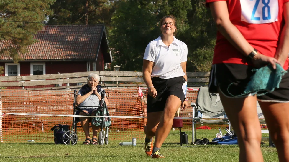 Erika Karlsson vann tillsammans med systern Annika Broberg damklassen efter en rysare mot Bara med 12-11, 12-11.