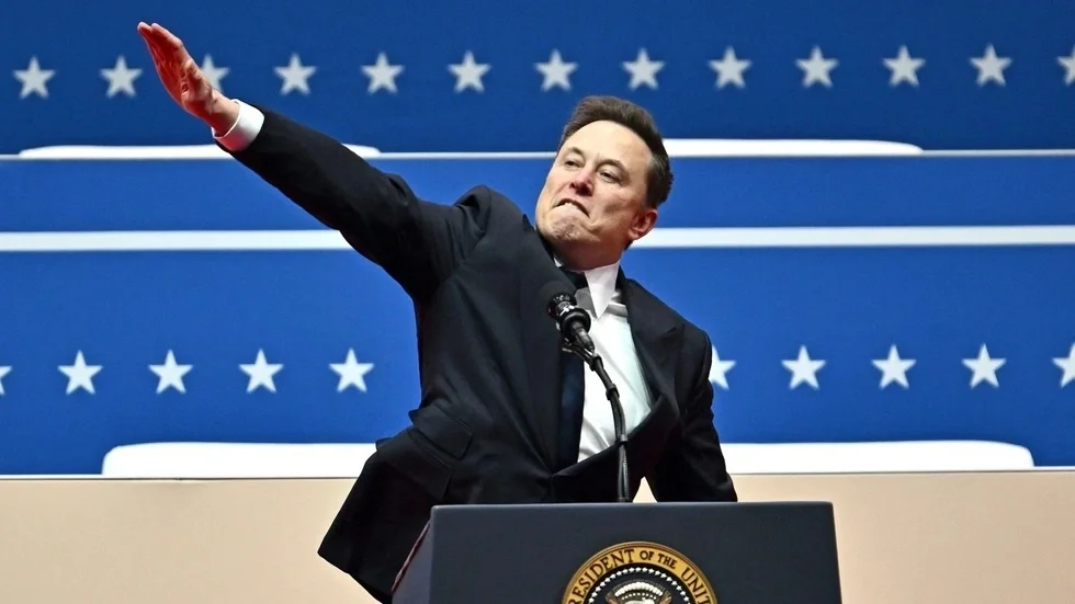 Elon Musks fascistlika hälsning under talet i firandet av Trumps tillträde väcker reaktioner.