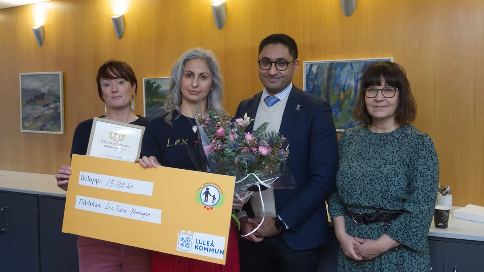 Lex Tintin-föreningen fick ta emot pris för Luleå kommuns trygghets- och folkhälsoinsats 2024. Från föreningen Sofia Rutbäck Eriksson och Sanam Gharaee, kommunfullmäktiges ordförande Daniel Smirat och strateg Eira Andersson från kommunstyrelseförvaltningen.