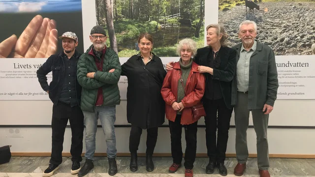 Medlemmar i nätverket Rädda Gotlands grundvatten framför sin utställning i Visbygallerian.