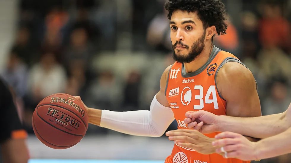 Jackson Rowe har skrivit på ett tvåvägskontrakt med NBA-klubben Golden State Warriors.