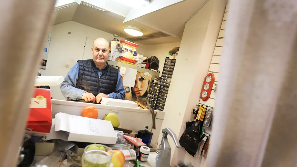 George Hanna, mångårig egenföretagare med klockbutik i centrum, känner sig både chockad och upprörd efter nattens attentat mot familjens bil.