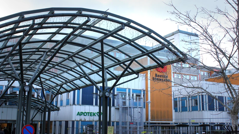 Verksamhetschefen har varit avstängd från sin tjänst på Mälarsjukhuset. Anställningens aktuella status är för tidningen okänd.