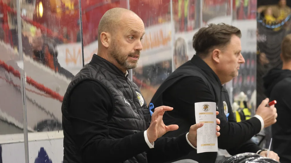 VH-tränaren Peter Johansson med taktiska direktiv i mötet mot Södertälje SK.