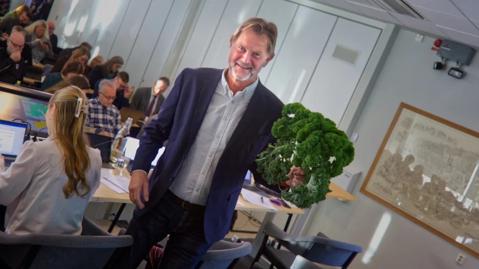 "Inför sitt första sammanträde som regionfullmäktiges ordförande fick Håkan Onsjö en bukett grönkål av Frans Brozén (L). ”Han vet att jag älskar det”, säger Håkan Onsjö, som under mötet emellertid påtalade att han såg det som en gåva till förvaltningen och inte honom personligen."