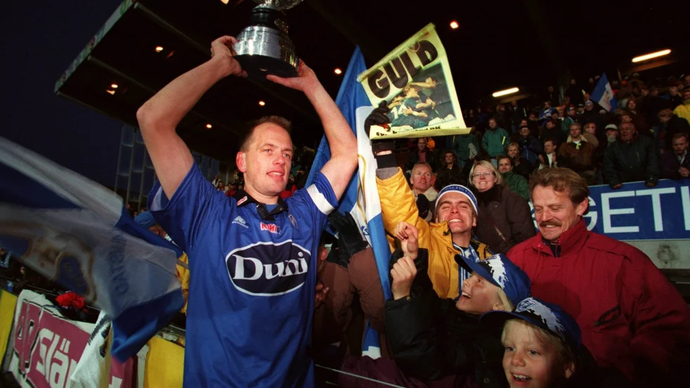 Halmstads BK:s lagkapten Tommy "Hacke" Andersson håller upp von Rosens pokal efter SM-guldet i fotboll 1997. Arkivbild.