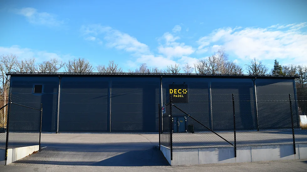 Padelhallen på Fågelsångens industriområde har annonserats ut för försäljning. Ägaren Mattias Fahlén vill undersöka marknaden och kan tänka sig olika alternativ för fastigheten. 