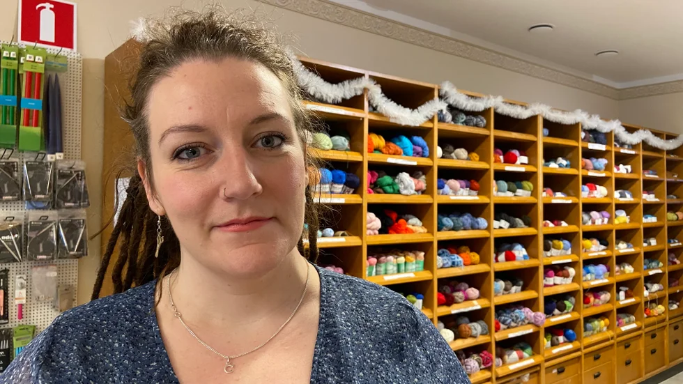 "Det kommer bli jobbigt att släppa butiken", säger Charlotte Graham Hjorth. Som nu gör hon allt hon kan för att hitta någon som vill fortsätta driva Kickis Handarbeten vidare.