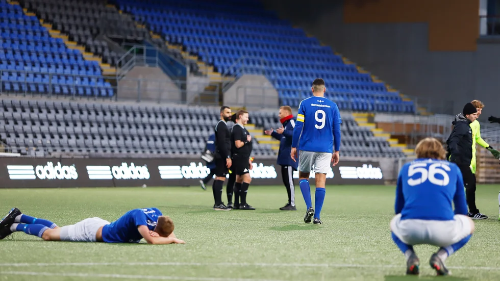 Det går inget vidare för de lokala fotbollsklubbarna i Eskilstuna. På bilden deppande IFK-spelare efter degraderingen till trean.