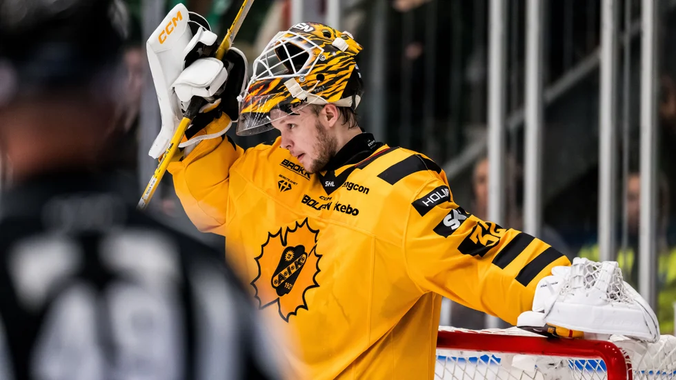 Linus Söderström har förlängt kontraktet med Skellefteå AIK och stannar i ytterligare två säsonger.