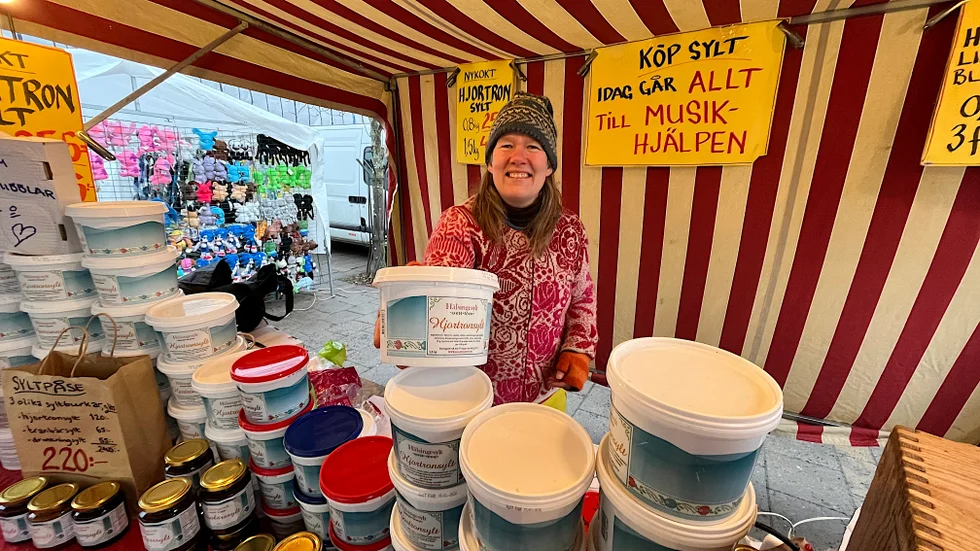 Gölin Östman sålde framför allt hjortronsylt på marknaden, och hela dagskassan gick till Musikhjälpens insamling.