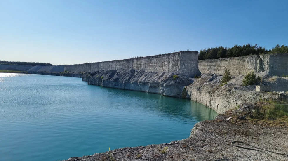 – Vårt absoluta fokus är att vi tryggar svensk cementförsörjning och genomför klimatomställningen, samtidigt som vi bidrar till att förstärka vattenförsörjningen på Gotland, säger Matilda Hoffstedt som är fabrikschef i Slite.