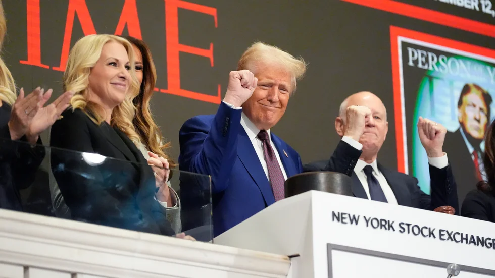Donald Trump efter att han med anledning av utnämningen fått ringa i den klocka som signalerar att New York-börsen öppnat under torsdagen.