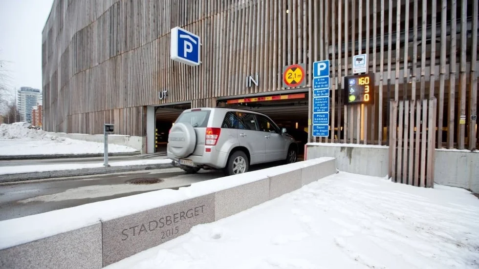 Att ta bort gratistimmarna lär uppröra många Piteåbor som är beroende av sin bil. (Arkivbild)     