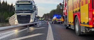 Släp på lastbil började kränga – innan olyckan 