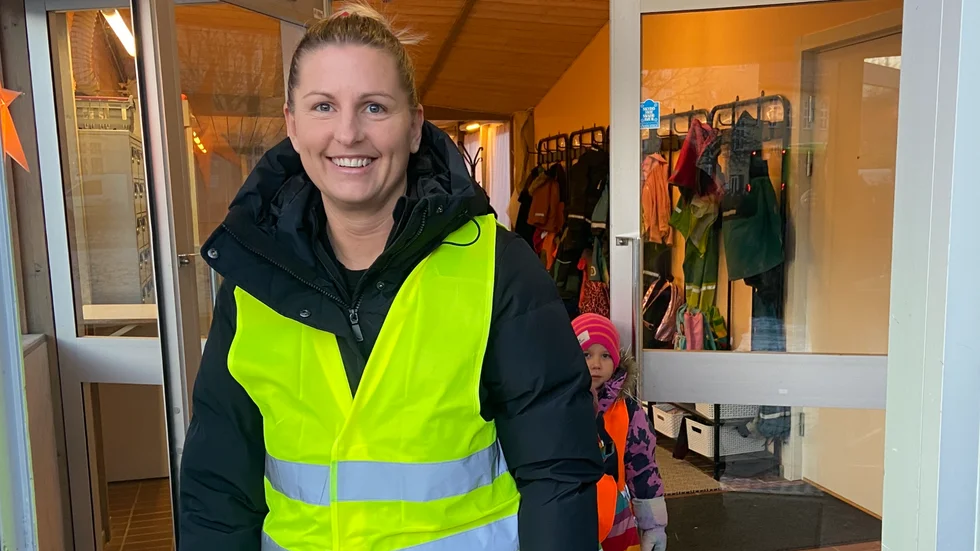 Victoria Ljunglöf är barnskötare på Smultronställets förskola i Sundby park. Här har hon förberett fyra femåringar inför en promenad med västar i decemberskymningen.