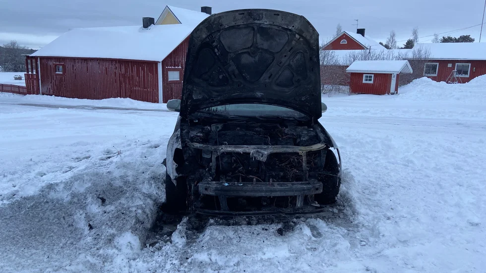 Bilen i Sangis brann med öppna lågor när räddningstjänst anlände till platsen.