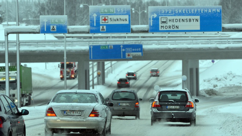 Trafik genom centrala Skellefteå.