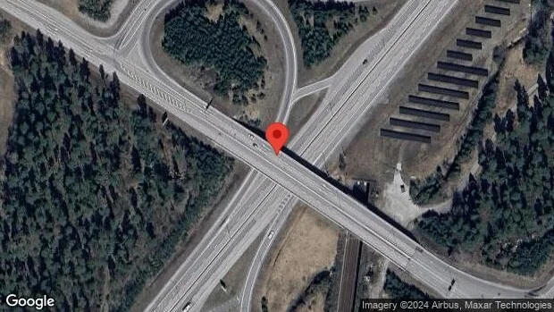 En personbil i olycka på väg 905