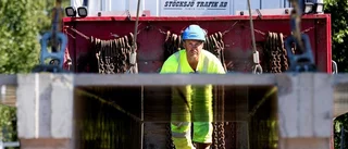 Bekymrade byggnadsarbetare utför vågade lyft