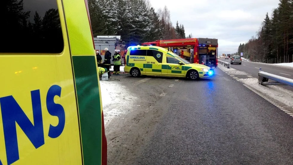Kvinnan i personbilen klämdes fast och räddningstjänsten fick klippa loss henne. Hon var dock vid medvetande när hon fördes till Sunderbyns sjukhus.