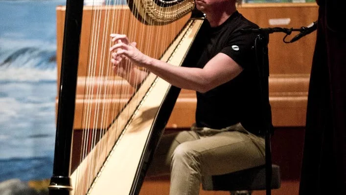 Lars Paulin vid sin harpa.