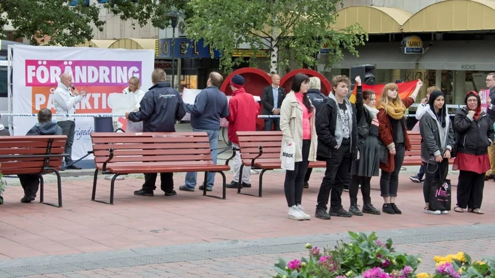Några Pitebor hade ställt sig med ryggen mot SD för att protestera mot åsikterna som fördes fram.
