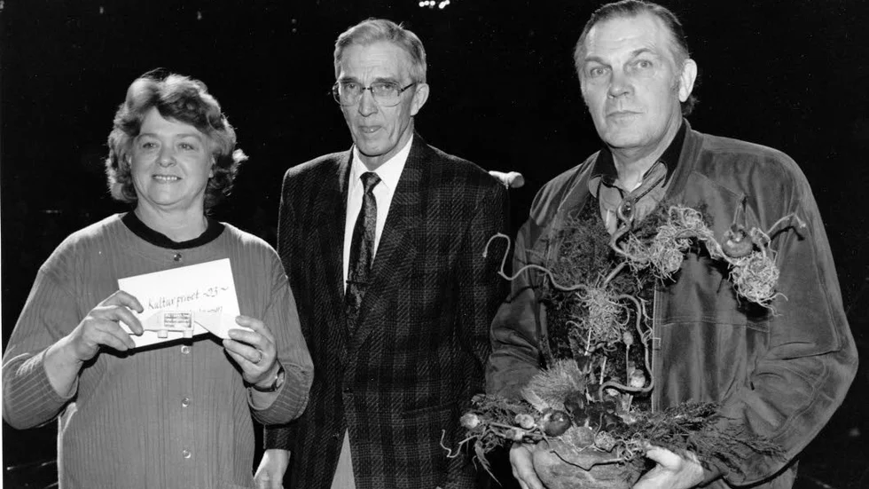 1993 tilldelades Tage och Anna Andersson Arvidsjaurs kommuns kulturpris. Mannen i mitten är Arvidsjaurs dåvarande kulturnämndsordförande Börje Lidberg.