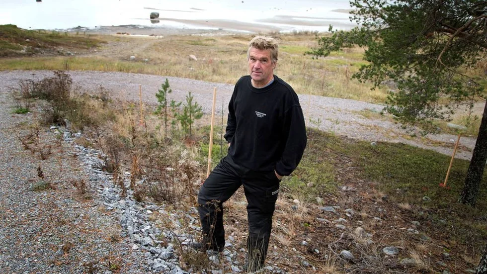 I den här lilla sluttningen är det tänkt att Ronny Johansson ska få sin nya parkering. Dessutom har han numera en ny (om)väg.