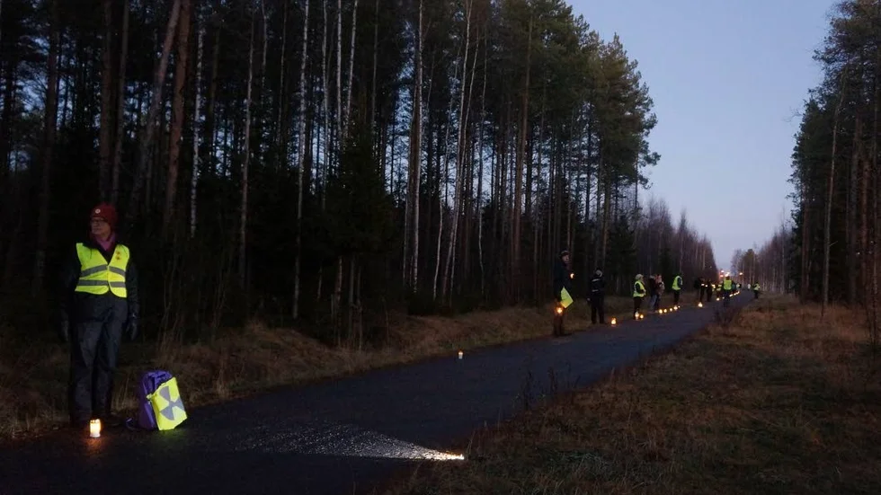 Totalt var det över 100 personer som deltog i lördagens ljusmanifestation i Finland.