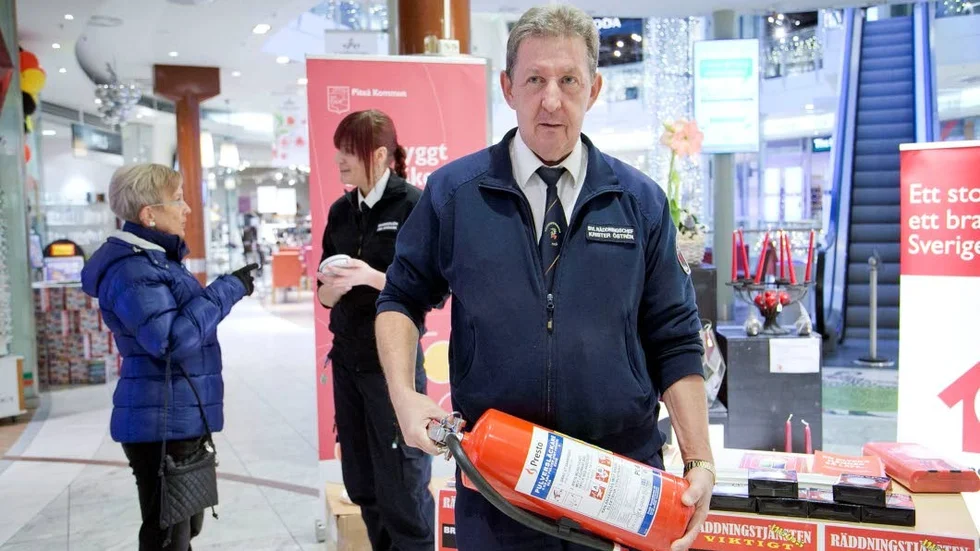Alla bör ha en pulversläckare, minst sex kilo, nära till hands och gärna i närheten av ytterdörren.
"Pulvret är väldigt effektivt och det blir som ett stort dammoln som släcker eller dämpar", säger Krister Östrén.