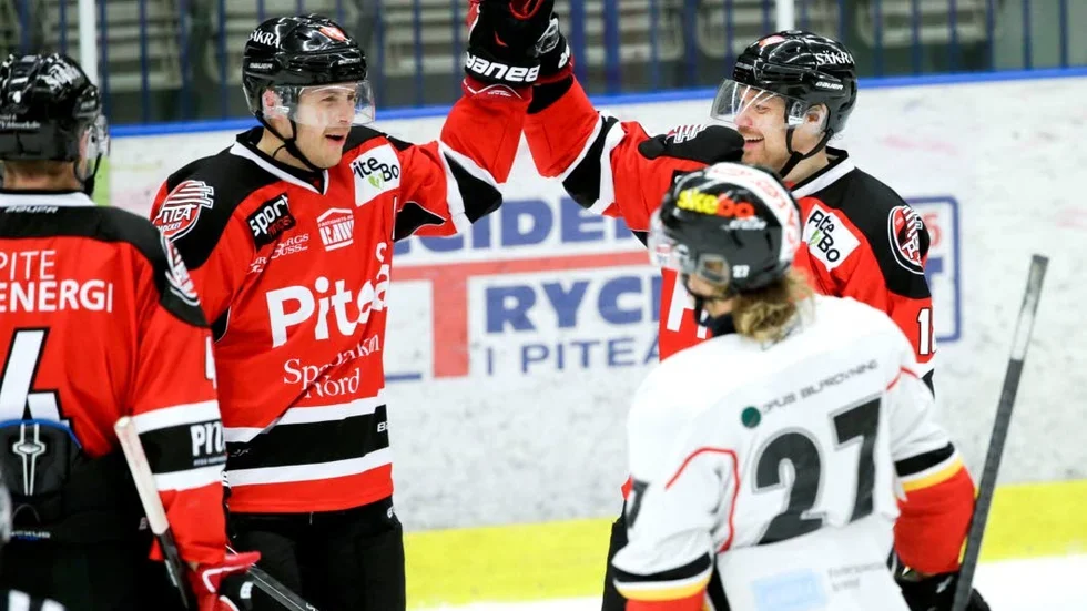 Niklas Strandberg och Sebastian Harila jublar efter ett av åtta mål mot SK Lejon.