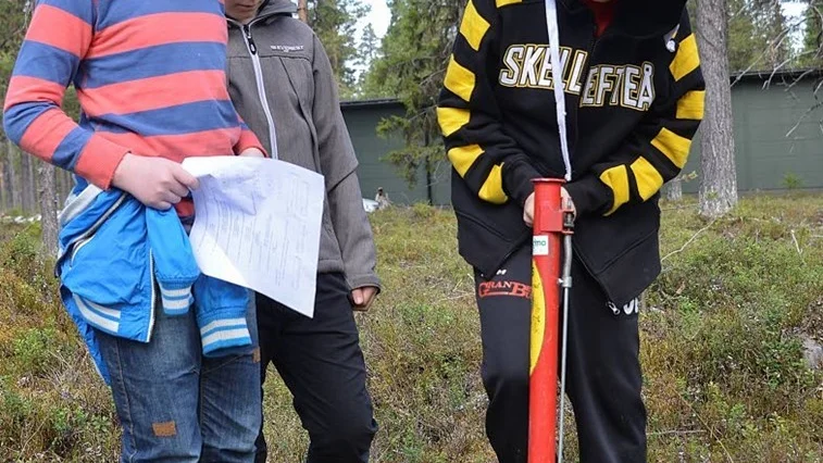 Unga plantörer. Från vänster Alexander Wiklund, Beppe Berggren och Oskar Emretsson testade på att planera träd när eleverna i femte och sjätte klass på onsdagen hade lektioner i skogen om skog och skogsbruk.