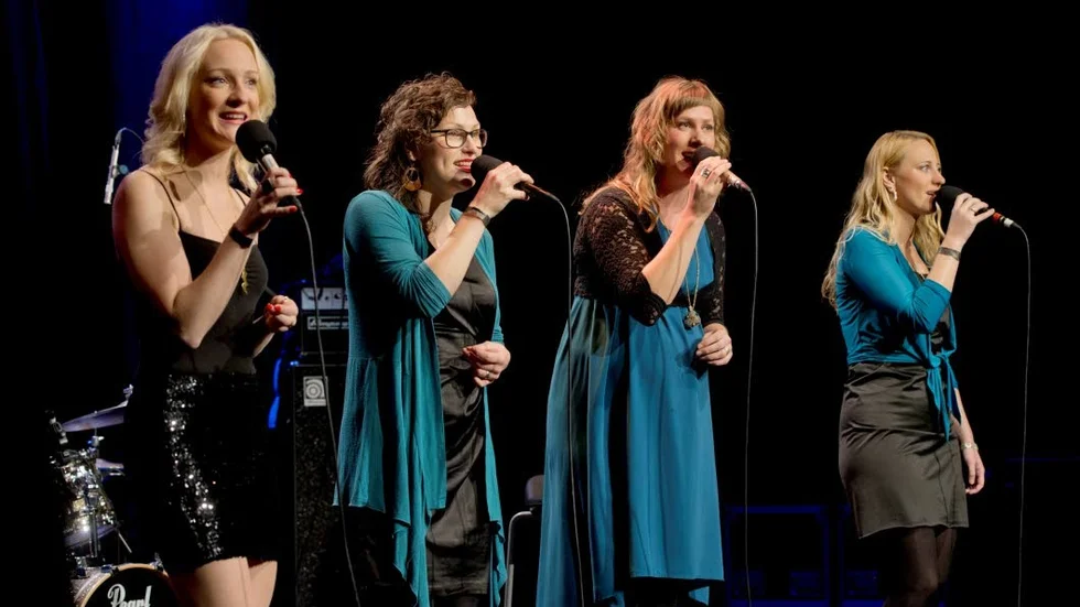 A capella-kvartetten Kongero öppnade kvällens folkmusikfestival. Medlemmarna Anna Wikenius, Lotta Andersson, Lovisa Liljeberg och Emma Björling bjöd på vacker stämsång som skuille mått bra av mer resonans.