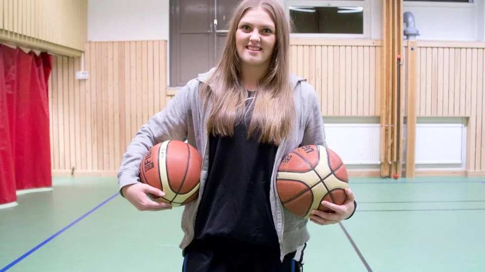Emma Liljedahl har spelat basket nästan sens hon kan minnas, och nu så lär hon även ut till unga basketspelare.
