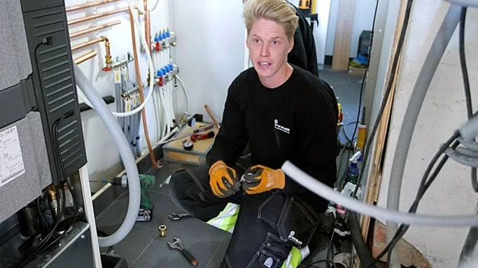 "Även fast inte själva pannan tar så mycket plats krävs det ändå en del yta med alla rör som ska dras. Ha det i åtanke när du planerar för att sätta in en värmepump", råder Niclas Westerlund, VVS–montör på IVAB. I det här pannrummet installerar han en jordvärmepump med hjälp av kollegan Erik Lindgren.