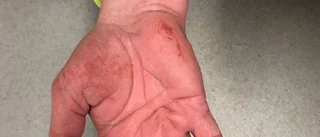 Han vaknar med en kniv i halsen