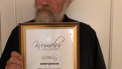 Mångsysslaren Ronny Eriksson har utsetts till hederskrumelur av nybildade Krumelursällskapet.