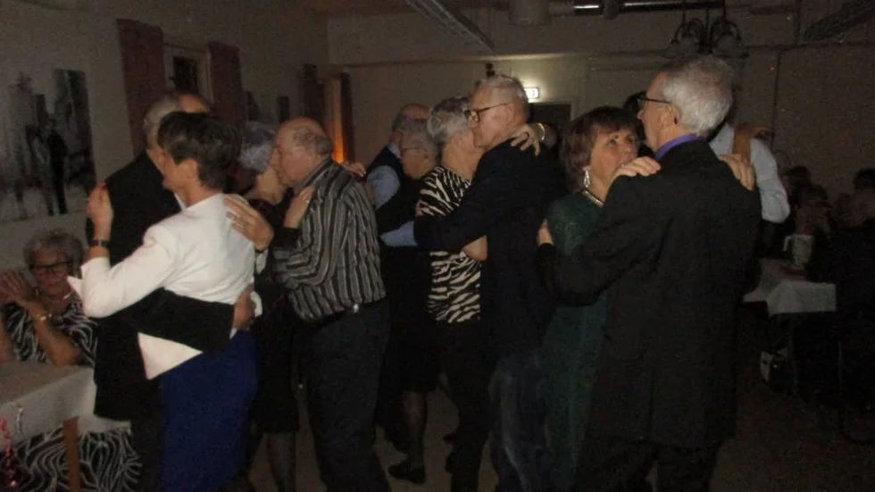 Vilket party det blev! När dansen drog igång fylldes dansgolvet snabbt och det var trångt, svettigt och mycket kul. Ingen ville riktigt gå hem sen.