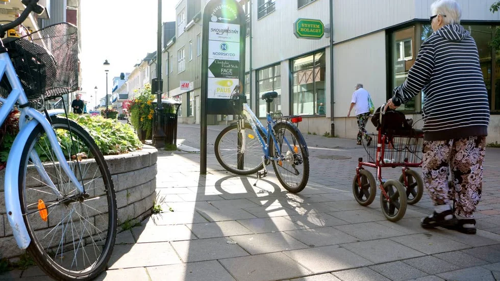 Cyklar står parkerade lite varstans utmed Storgatan. Även det ska styras upp.