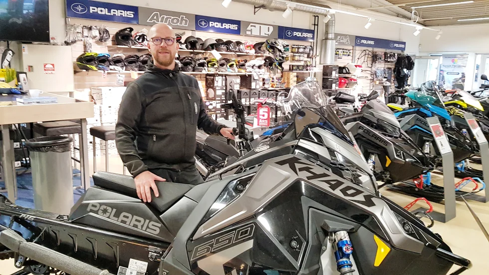 Ulf Löfgren, säljare på Bilhuset, berättar att oroliga skoterägare hört av sig de senaste dagarna. "De vill veta vad felet är men vi vet väldigt lite än. Polaris jobbar hårt med att hitta en lösning", säger han.
