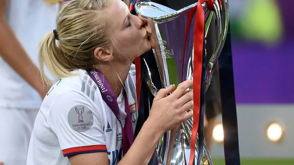Ada Hegerberg pussar Champions League-pokalen efter att ha gjort tre mål mot Barcelona i finalen.