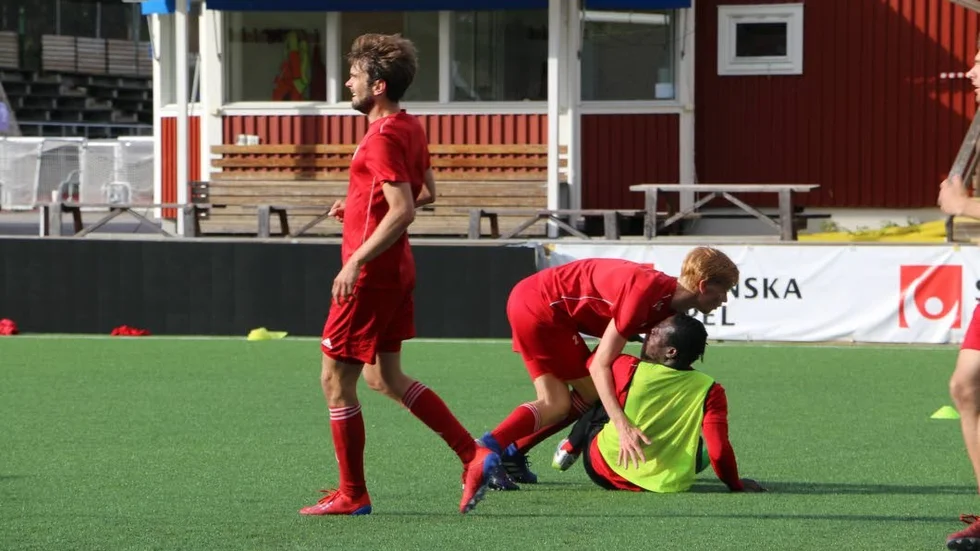 Tetteh Komey tränade för fullt bortsett från ett kortare avbrott för att få is.