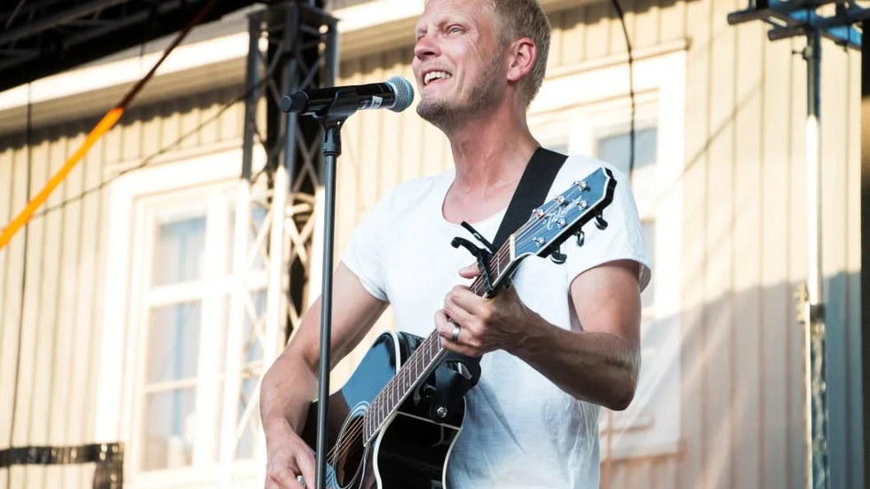 Thomas Järvheden kombinerade ståupp med gitarr och sång.