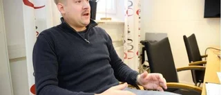 Buss körde in i stolpe – fortsatte färden utan fönster