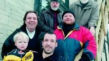 Har tagit det första steget. Lasse Johansson, Janne Hillman, Robban Zetterberg, Stefan Arvidsson med sonen Elias och Stellan Wall på den plats bakom glasbruket där scenen på vilken musikalen ska utspela sig ska stå.
FOTO: TITTI OLOVSSON