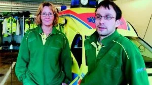 Ulrika Andersson, sjuksköterska, och Erik Petersson, ambulanssjukvårdare, vill att allmänheten regerar på att en av Finspångs två dygnsambulanser riskerar att tas bort. "Det kan ge förödande konsekvenser", säger Erik Petersson. 
FOTO: TITTI OLOVSSON