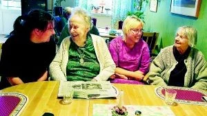 "Vi har det bra här. Det finns inget att klaga på", säger Dagny Carlsson och Sonja Nilsson, 89. Här i samspråk med undersköterskorna Pernilla Tidblom och Lena Larsson.
FOTO: ROBERT SVENSSON (011-200 463)
robert.svensson@folkbladet.se